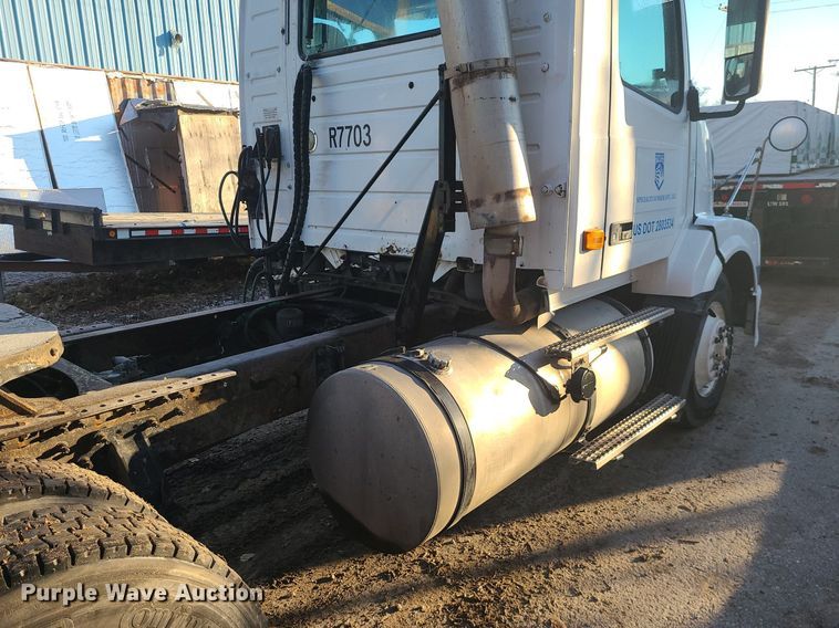 image for item LJ9515 2006 Volvo VN Series semi truck