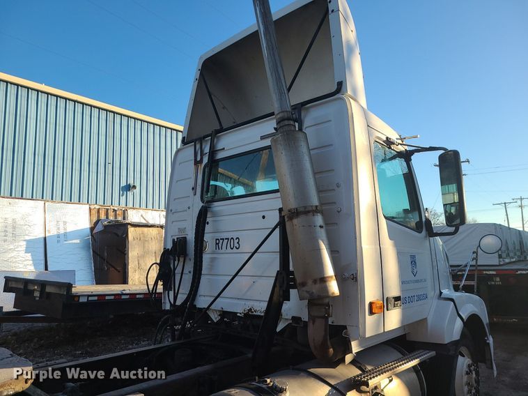 image for item LJ9515 2006 Volvo VN Series semi truck