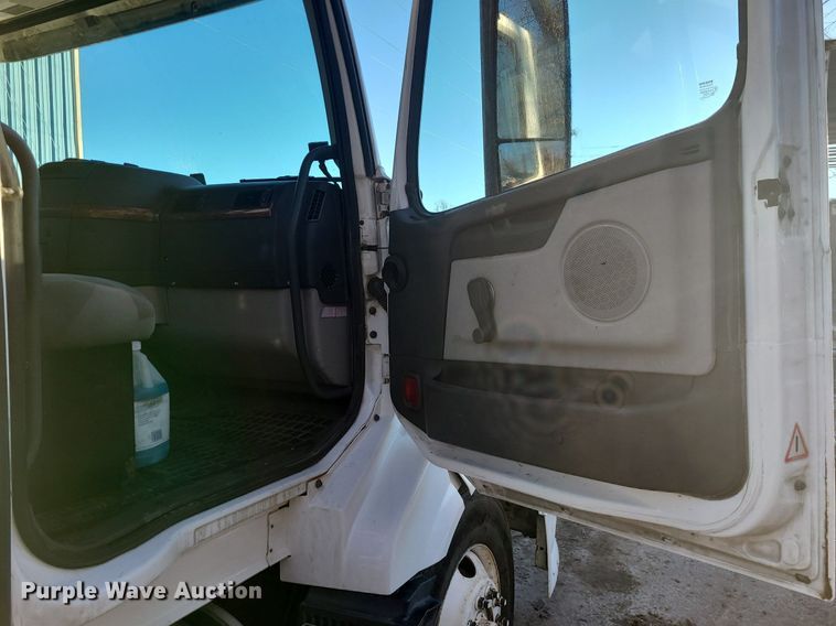 image for item LJ9515 2006 Volvo VN Series semi truck