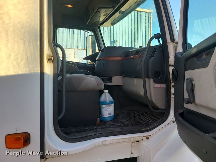 image for item LJ9515 2006 Volvo VN Series semi truck