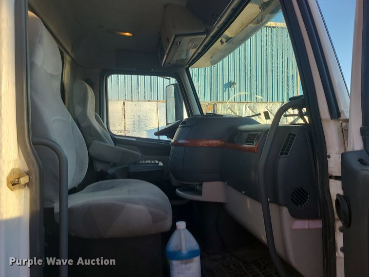 image for item LJ9515 2006 Volvo VN Series semi truck