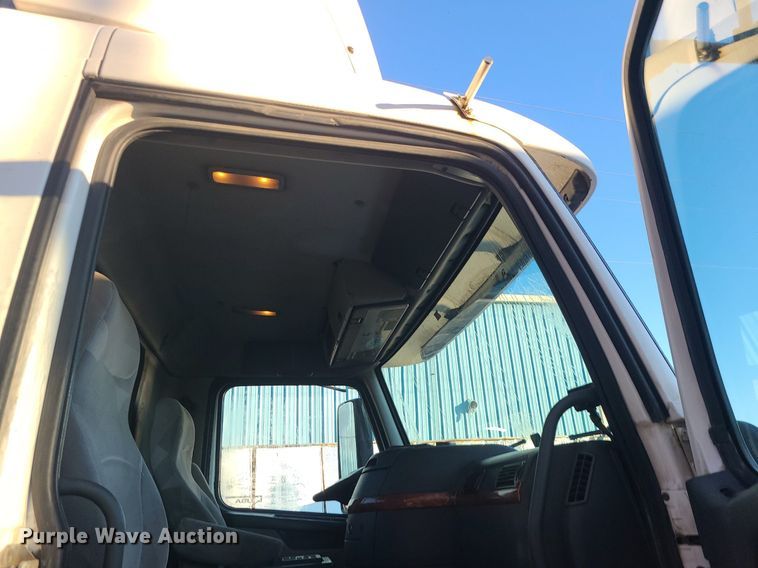 image for item LJ9515 2006 Volvo VN Series semi truck