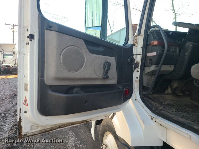 image for item LJ9515 2006 Volvo VN Series semi truck