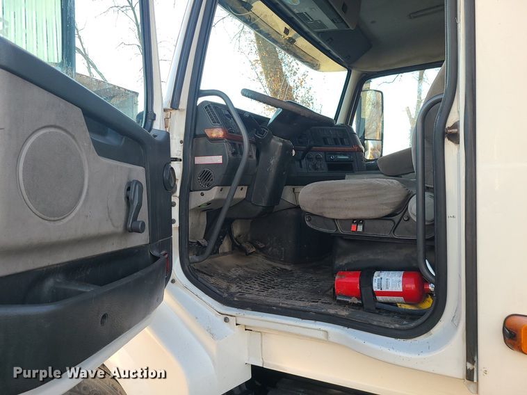 image for item LJ9515 2006 Volvo VN Series semi truck