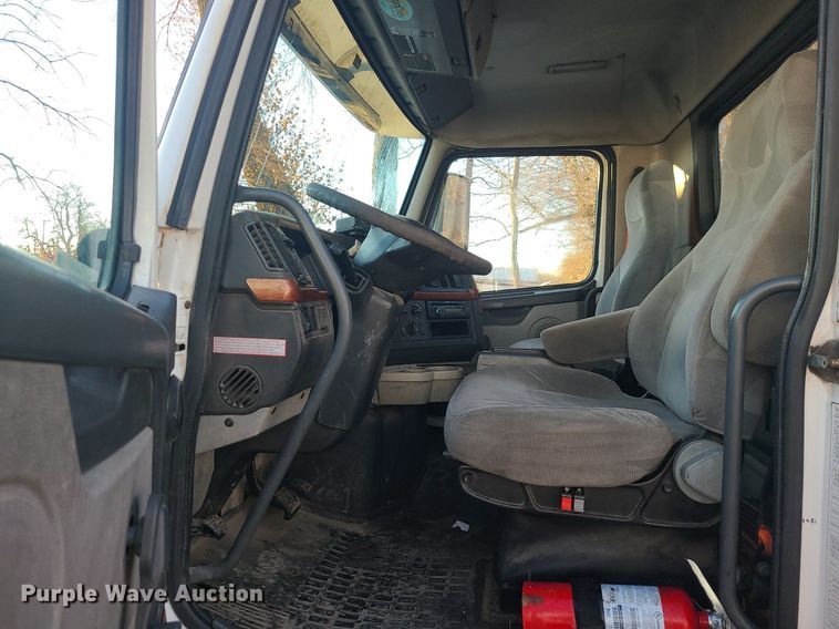 image for item LJ9515 2006 Volvo VN Series semi truck