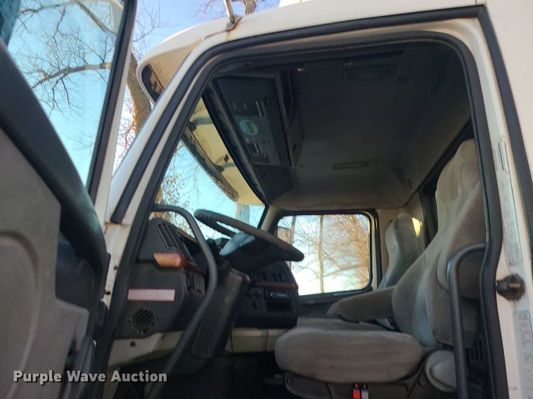 image for item LJ9515 2006 Volvo VN Series semi truck