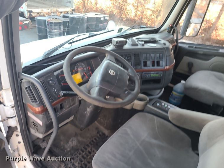 image for item LJ9515 2006 Volvo VN Series semi truck