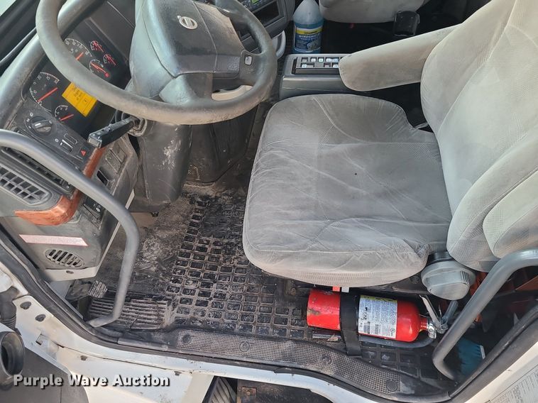 image for item LJ9515 2006 Volvo VN Series semi truck