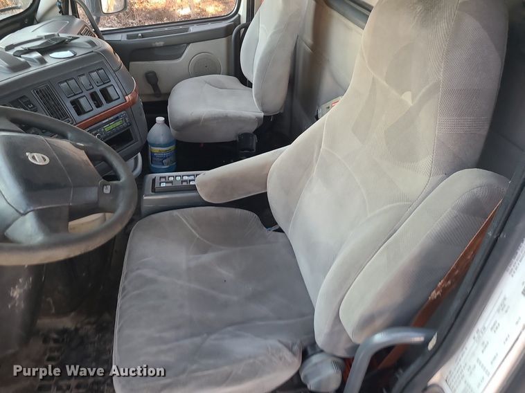 image for item LJ9515 2006 Volvo VN Series semi truck