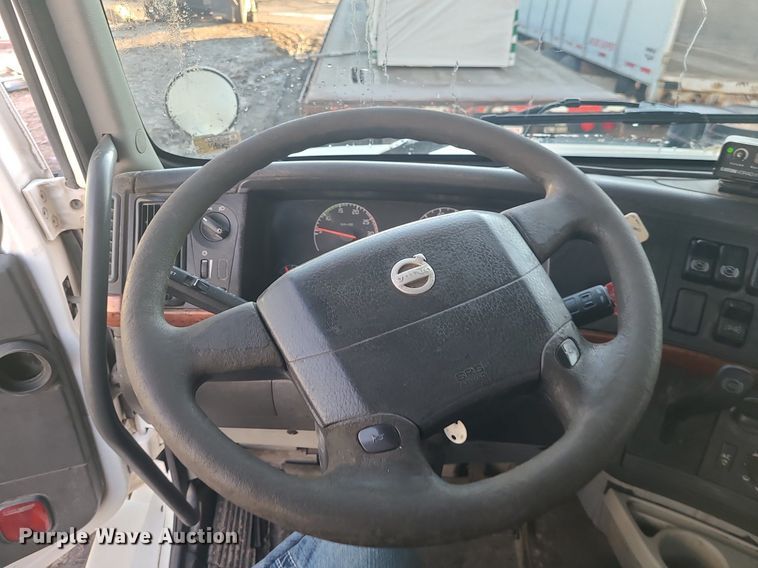 image for item LJ9515 2006 Volvo VN Series semi truck