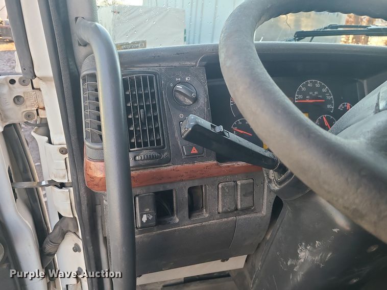 image for item LJ9515 2006 Volvo VN Series semi truck