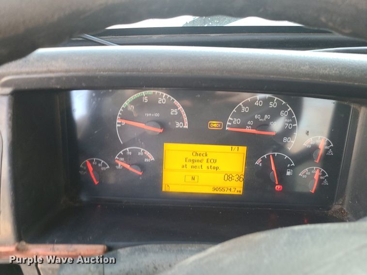 image for item LJ9515 2006 Volvo VN Series semi truck