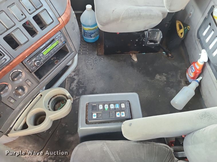 image for item LJ9515 2006 Volvo VN Series semi truck