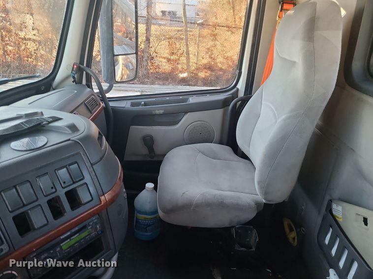 image for item LJ9515 2006 Volvo VN Series semi truck