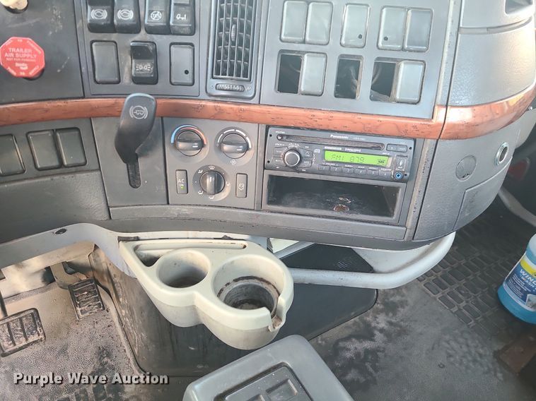 image for item LJ9515 2006 Volvo VN Series semi truck