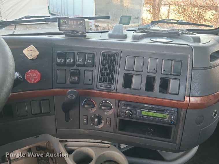 image for item LJ9515 2006 Volvo VN Series semi truck