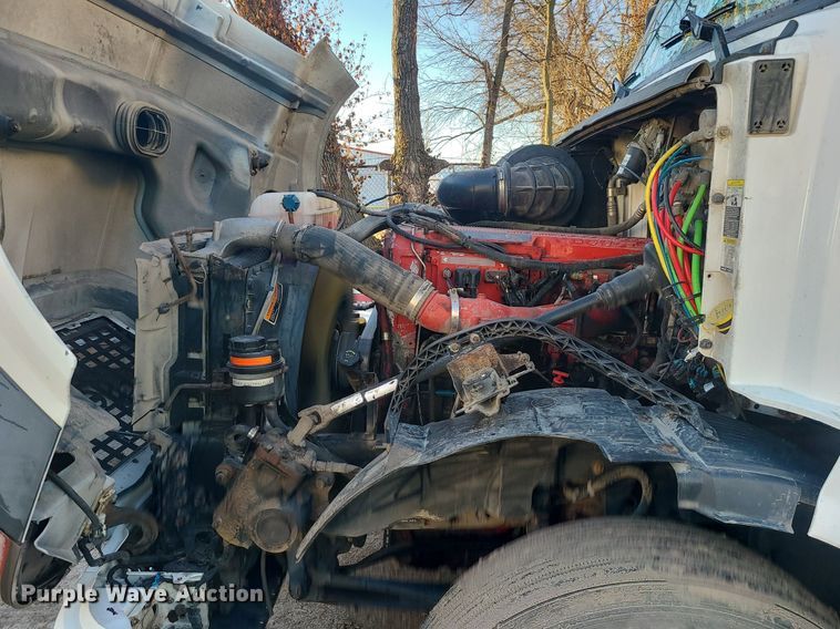 image for item LJ9515 2006 Volvo VN Series semi truck