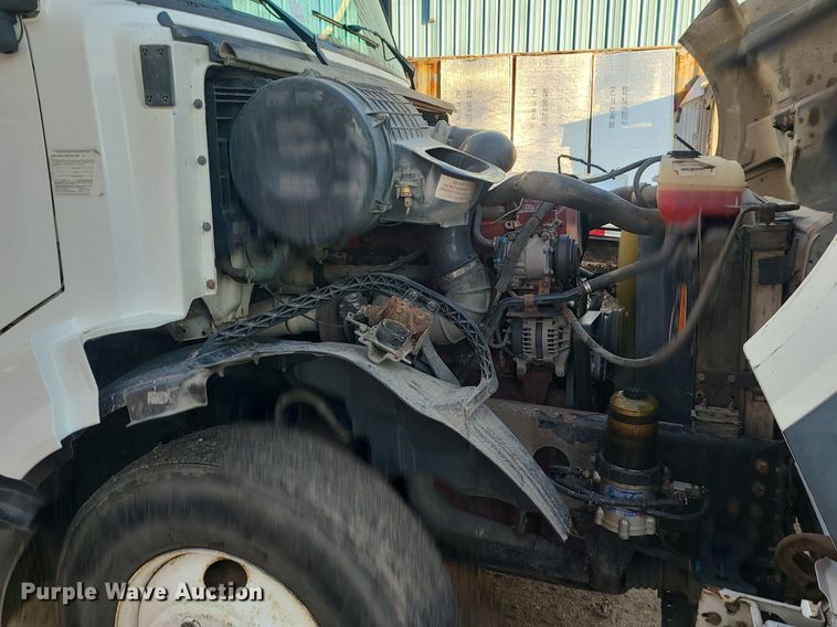 image for item LJ9515 2006 Volvo VN Series semi truck