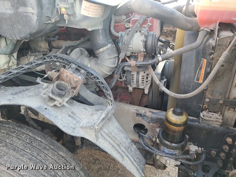 image for item LJ9515 2006 Volvo VN Series semi truck