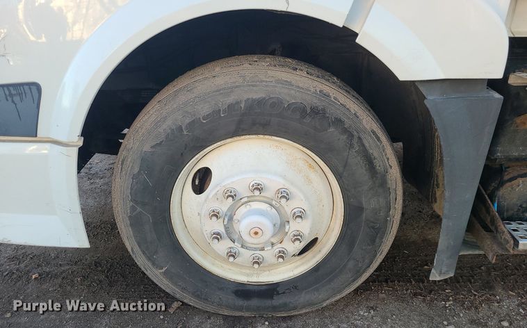 image for item LJ9515 2006 Volvo VN Series semi truck