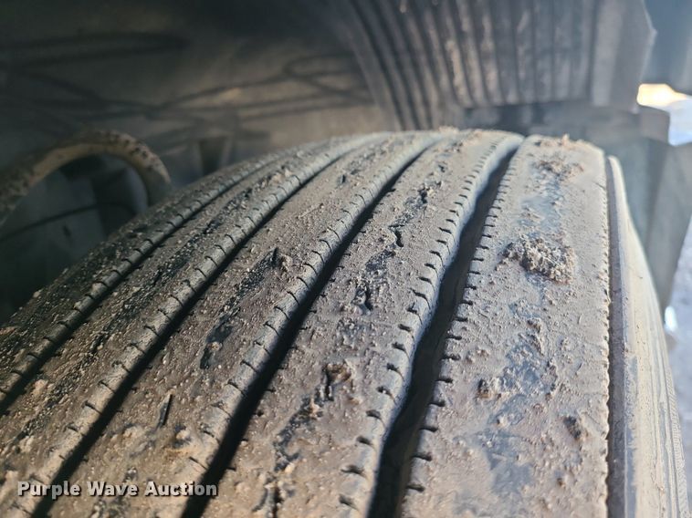 image for item LJ9515 2006 Volvo VN Series semi truck