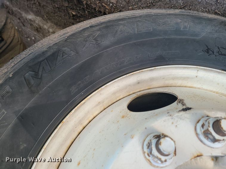 image for item LJ9515 2006 Volvo VN Series semi truck