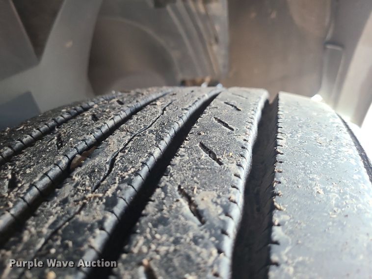 image for item LJ9515 2006 Volvo VN Series semi truck