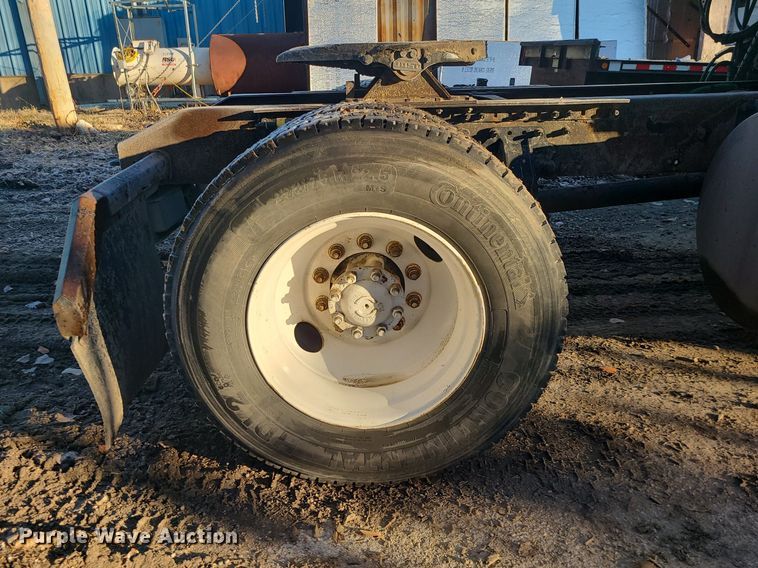 image for item LJ9515 2006 Volvo VN Series semi truck