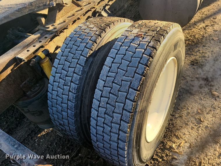 image for item LJ9515 2006 Volvo VN Series semi truck