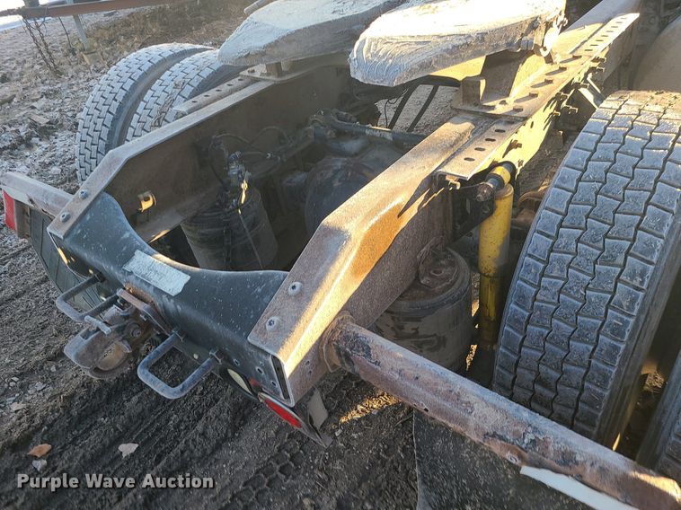 image for item LJ9515 2006 Volvo VN Series semi truck