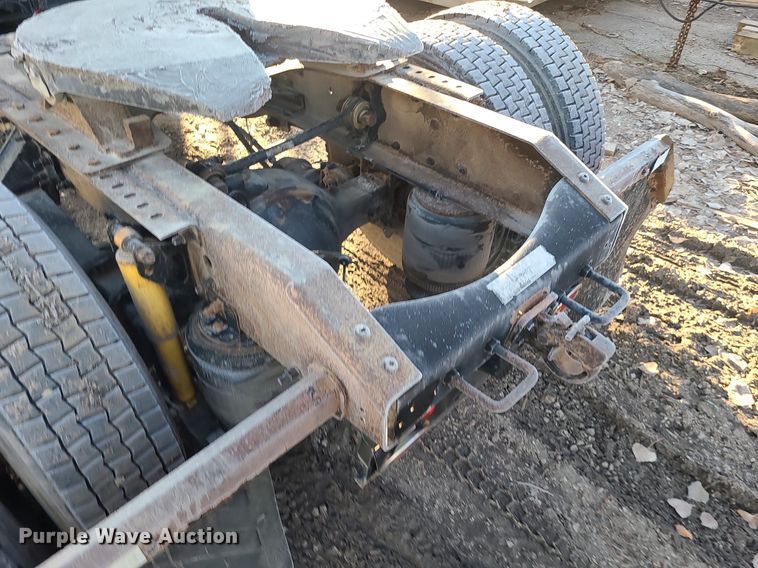 image for item LJ9515 2006 Volvo VN Series semi truck