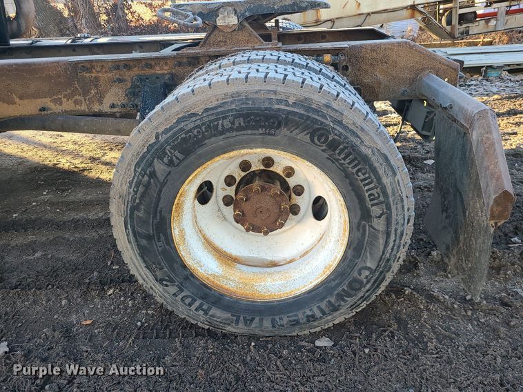 image for item LJ9515 2006 Volvo VN Series semi truck