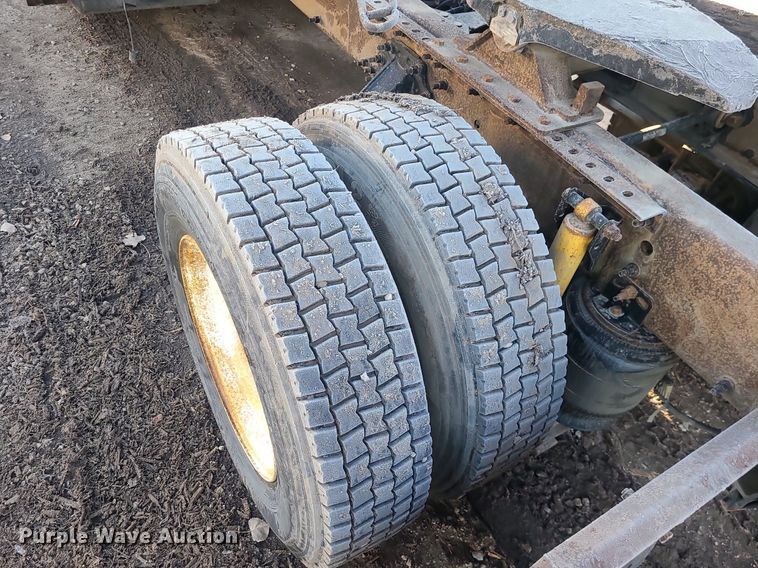 image for item LJ9515 2006 Volvo VN Series semi truck