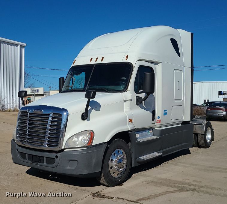 image for item LJ9516 2016 Freightliner Cascadia semi truck