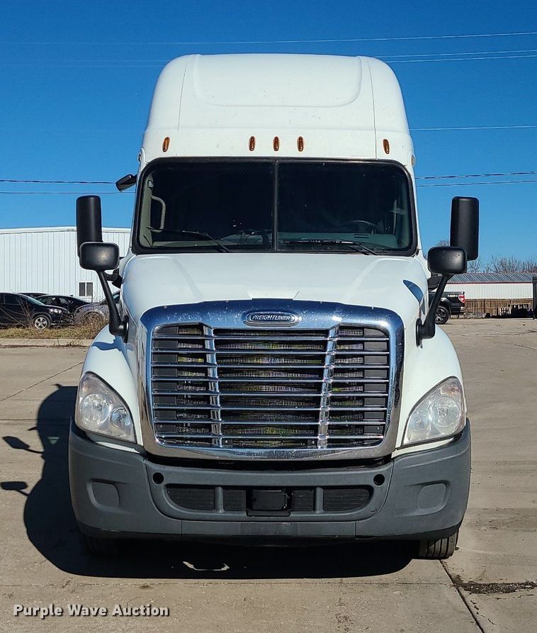 image for item LJ9516 2016 Freightliner Cascadia semi truck