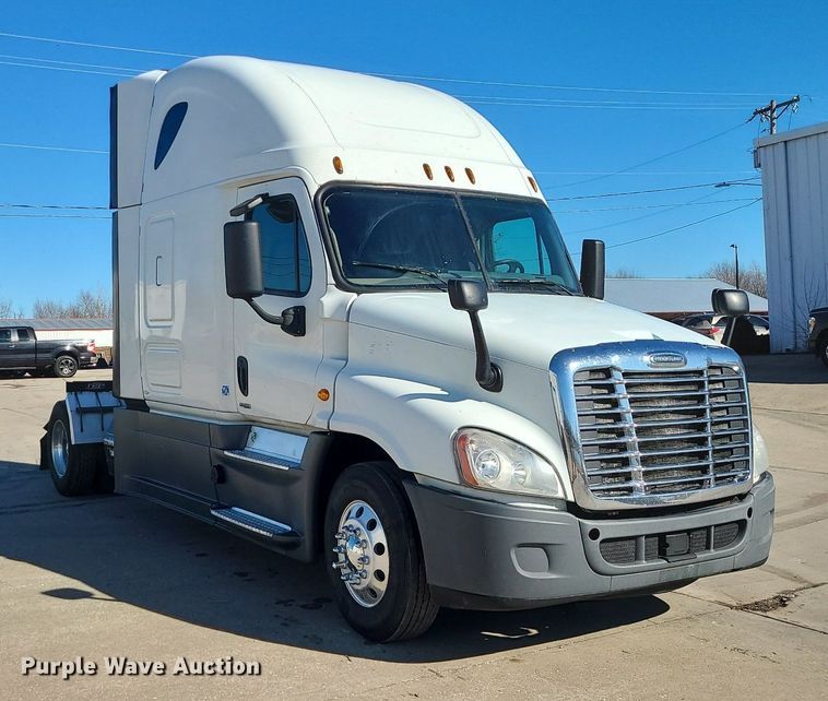 image for item LJ9516 2016 Freightliner Cascadia semi truck