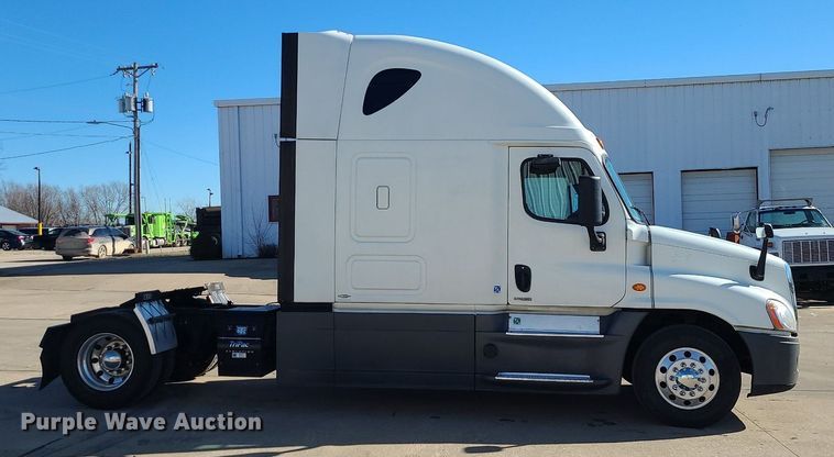 image for item LJ9516 2016 Freightliner Cascadia semi truck