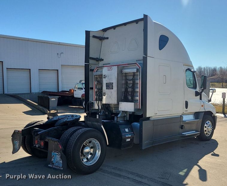 image for item LJ9516 2016 Freightliner Cascadia semi truck