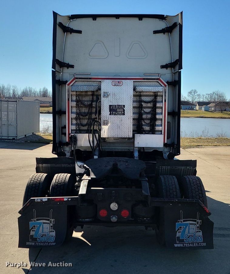 image for item LJ9516 2016 Freightliner Cascadia semi truck