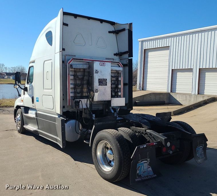 image for item LJ9516 2016 Freightliner Cascadia semi truck