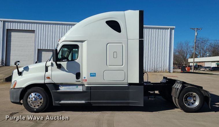 image for item LJ9516 2016 Freightliner Cascadia semi truck