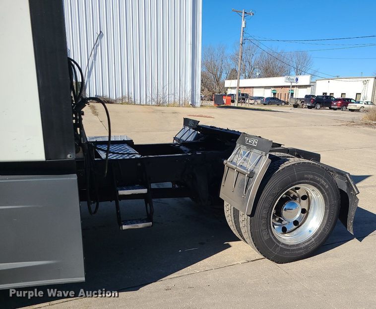 image for item LJ9516 2016 Freightliner Cascadia semi truck