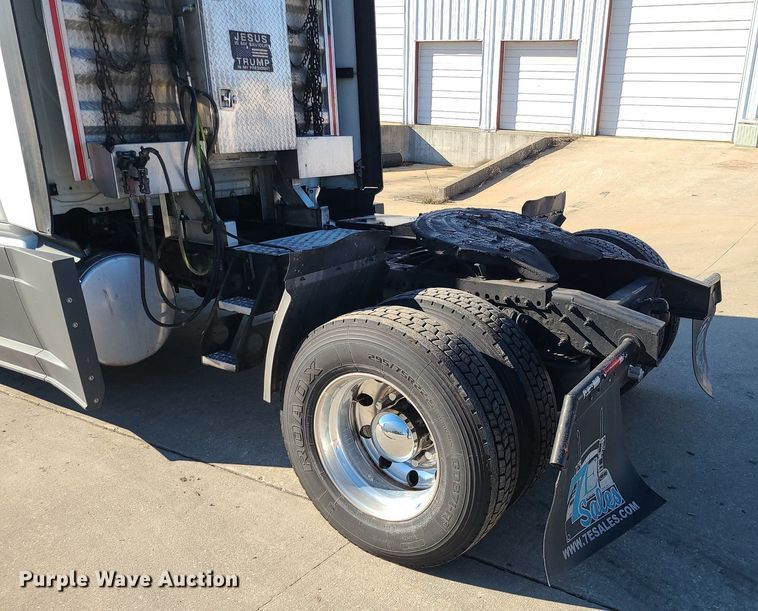 image for item LJ9516 2016 Freightliner Cascadia semi truck