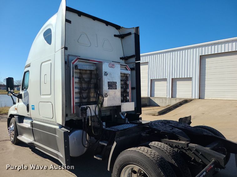 image for item LJ9516 2016 Freightliner Cascadia semi truck