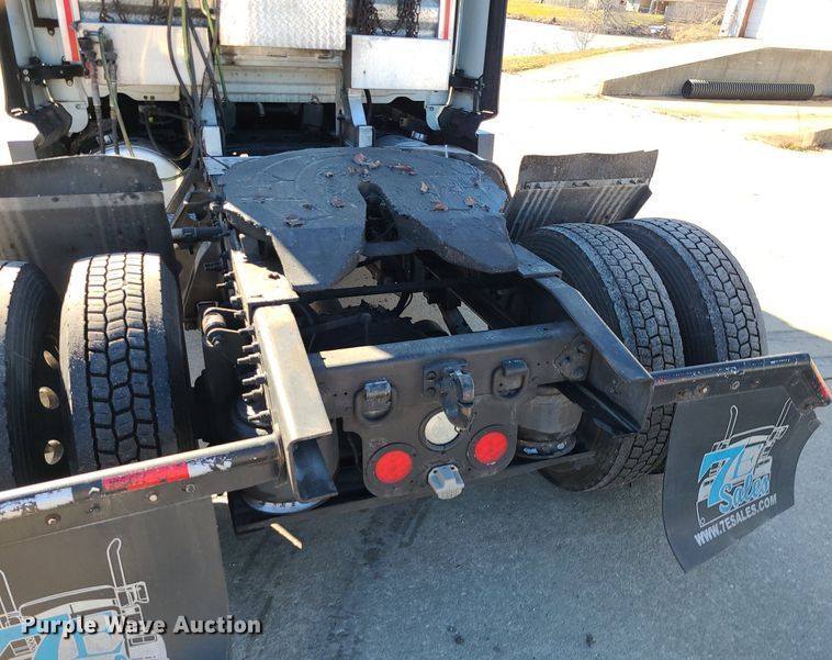 image for item LJ9516 2016 Freightliner Cascadia semi truck