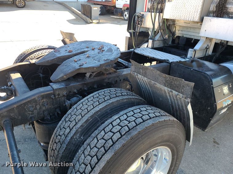 image for item LJ9516 2016 Freightliner Cascadia semi truck