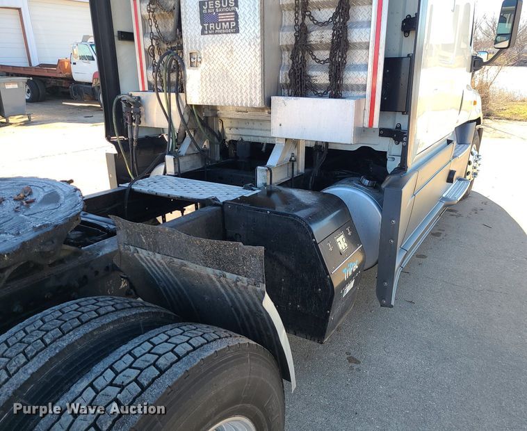 image for item LJ9516 2016 Freightliner Cascadia semi truck