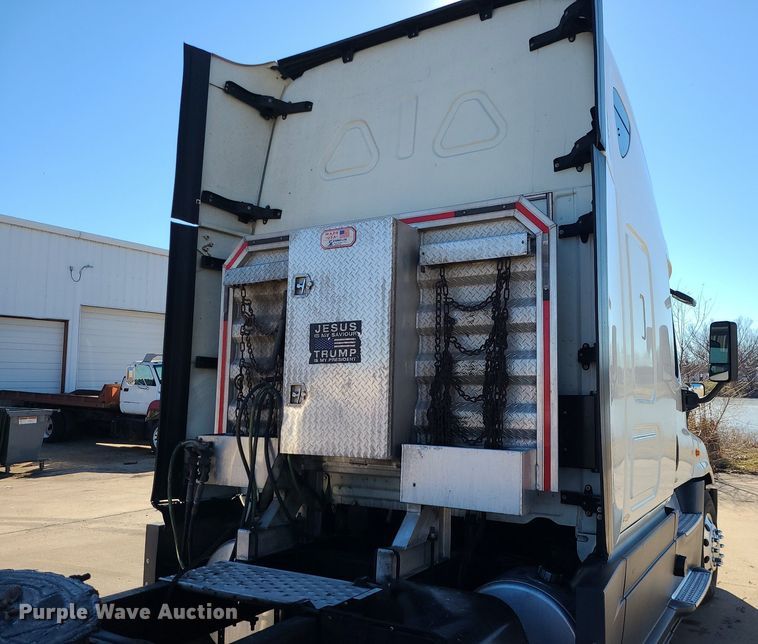 image for item LJ9516 2016 Freightliner Cascadia semi truck