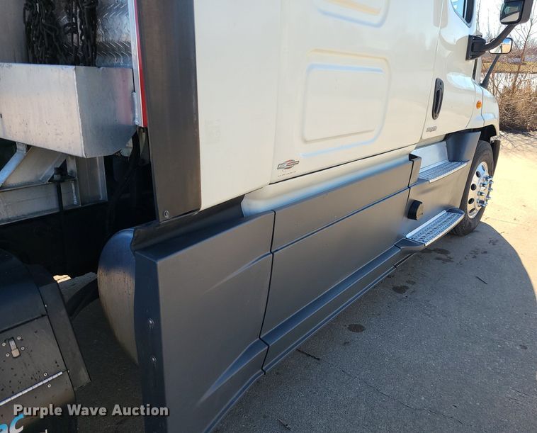 image for item LJ9516 2016 Freightliner Cascadia semi truck