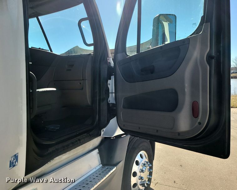 image for item LJ9516 2016 Freightliner Cascadia semi truck